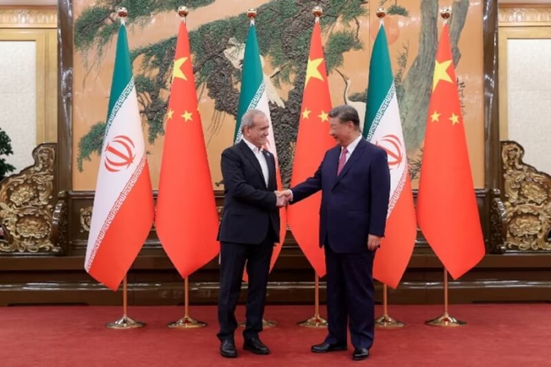 伊朗總統裴澤斯基安（左）2025年9月在北京與中國國家主席習近平會晤，兩人互相握手致意。（Iran