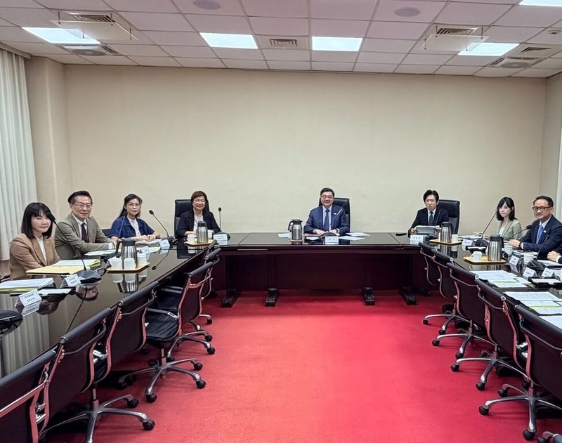 彰化縣長王惠美（左4）10日與民進黨立委陳秀寳（左3）、民眾黨立委王安祥（左2）、國民黨立委謝衣鳯（左1）共同拜會行政院長卓榮泰（右4），討論地方建設事宜。行政院秘書長張惇涵（右3）、發言人李慧芝（左2）、副秘書長阮昭雄（左1）也一同與會。（行政院提供）中央社記者賴于榛傳真 115年9月10日