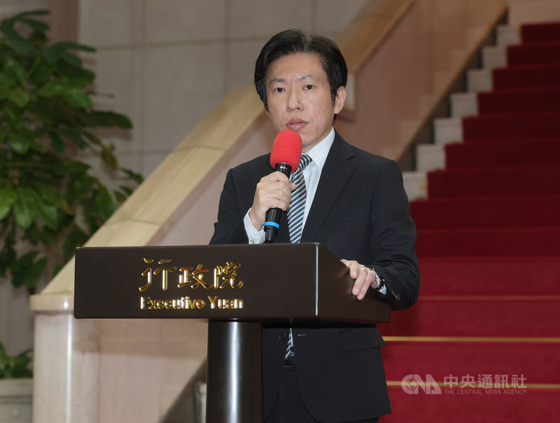 行政院是否副署立法院通過的「強化國防自主暨無人載具產業發展條例」備受關注。行政院祕書長張惇涵11日上午在行政院一樓大廳就「強化國防自主暨無人載具產業發展條例」議題發表談話。中央社記者謝佳璋攝　115年9月11日