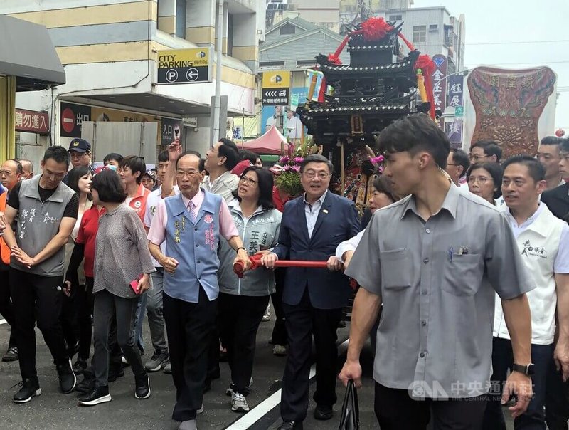 嘉義城隍廟城隍夜巡諸羅城遶境活動11日登場，行政院長卓榮泰（後中深色西裝者）親自出席起駕大典及祈福儀式，與眾人一同扶轎。中央社記者黃國芳攝　115年9月11日