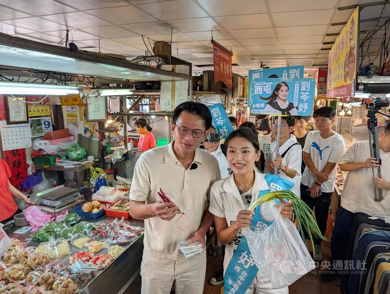 台灣民眾黨主席黃國昌(前左)11日到台中,陪民眾黨台中市議員參選人劉芩妤(前右)於西屯區中義市場拜票。中央社記者蘇木春攝 115年9月11日