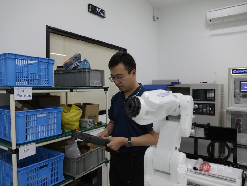 控制器大廠新代科技(SYNTEC)位於馬來西亞的區域總部,技術人員對機械手臂進行設備檢測。隨著大馬製造業朝自動化與智慧製造轉型,機械手臂逐步成為工業4.0應用的一環。中央社記者黃自強吉隆坡攝 115年9月11日
