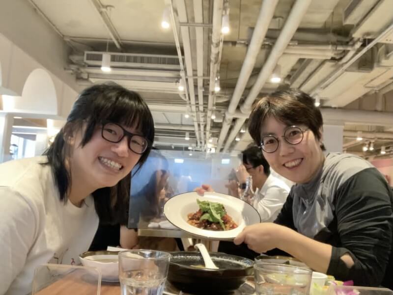 鄒幸彤(左)因煽動顛覆國家政權罪,今天被判囚7年3個月。好友兼前支聯會常委劉家儀(右)說,希望鄒幸彤出獄後,立即與她玩滑翔傘,之後吃火鍋。圖為以往兩人相聚時刻。(劉家儀提供) 中央社記者陳鎧妤傳真 115年9月11日