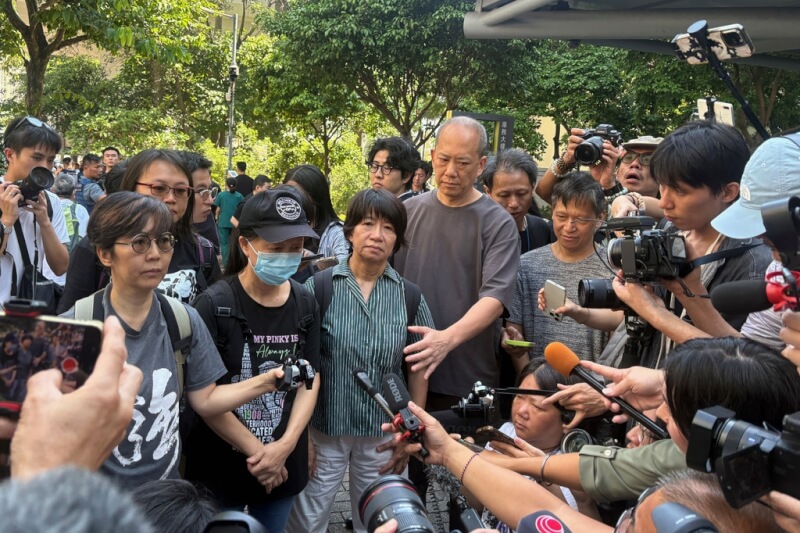 已解散的香港支聯會及其前主席李卓人、前副主席鄒幸彤和何俊仁被判處入獄。圖為11日法院外，鄒幸彤的母親（左2）和李卓人的妻子（左3）。（美聯社）