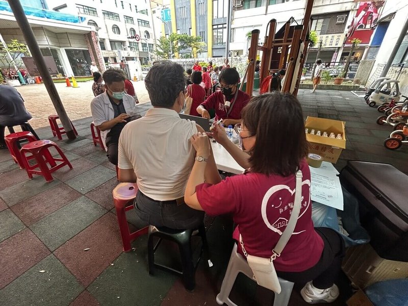 高雄市政府衛生局11日指出，115年截至9月7日，全市公費肺炎鏈球菌疫苗已接種2萬8885劑，呼籲符合資格民眾儘速接種。（高雄市衛生局提供）中央社記者林巧璉傳真　115年9月11日