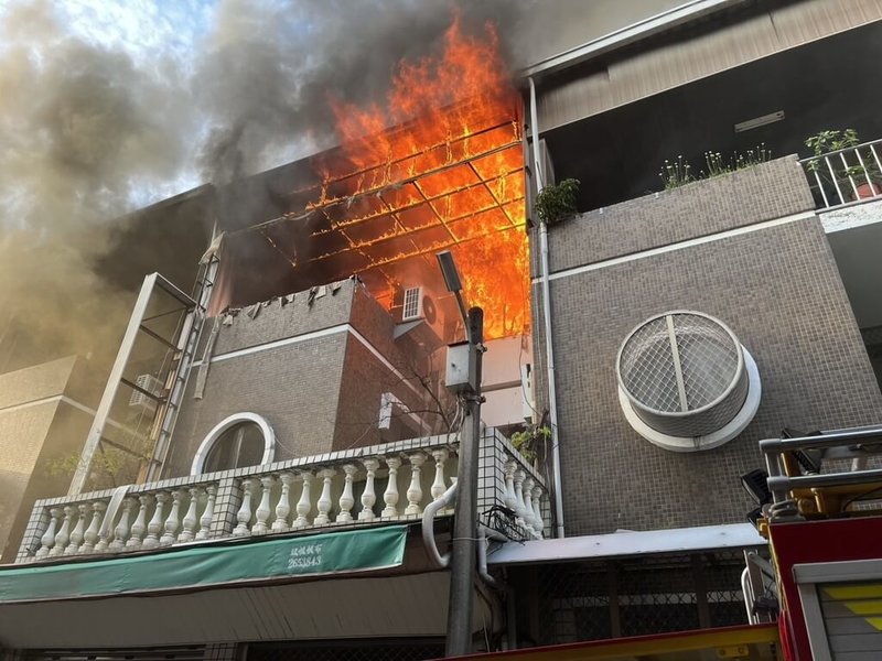 台南市南區一處民宅11日發生火警，橘色火舌與陣陣濃煙竄出，且延燒左右3戶人家，所幸最終未釀人員傷亡。起火原因仍有待調查釐清。（台南市消防局提供）中央社記者張榮祥傳真　115年9月11日
