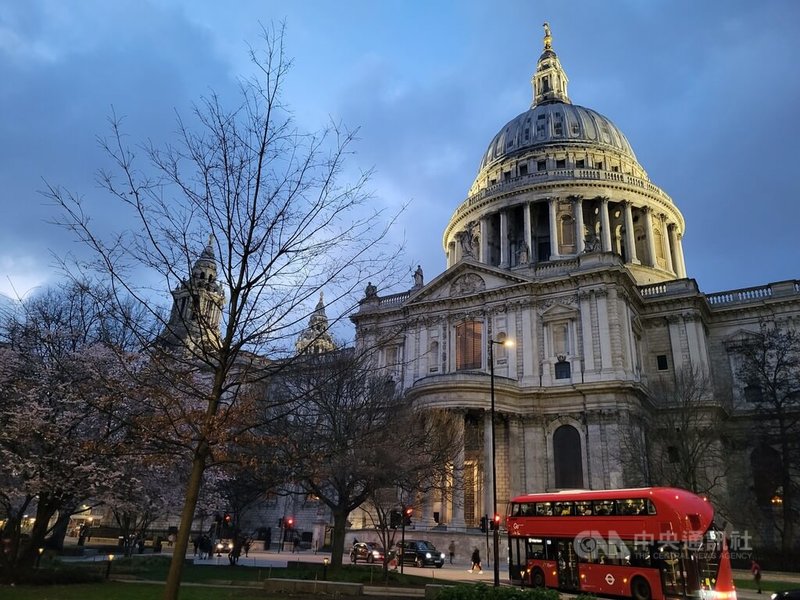 英格蘭各都會區及市鎮擬自2028年起，對過夜旅客徵稅，稅率預計不超過住宿費用的5%。圖為倫敦地標之一聖保羅大教堂。中央社記者陳韻聿愛丁堡攝　115年9月11日