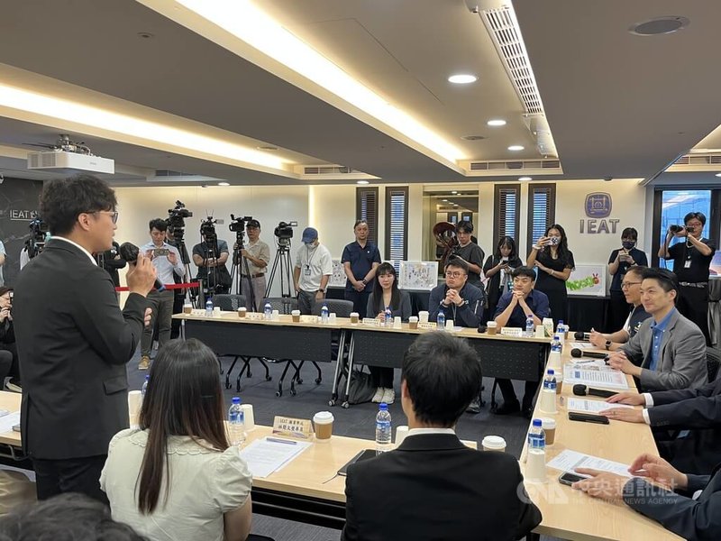 推動「育兒期間減少工時不減薪」的台北市長蔣萬安（前右）11日拜會台北市進出口商業同業公會，了解企業及員工感受與需求。中央社記者楊淑閔攝　115年9月11日