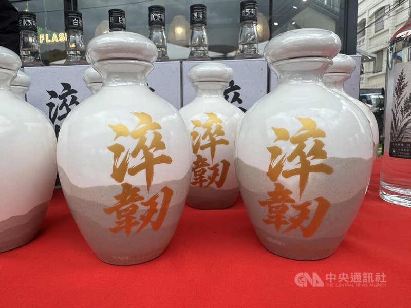 花蓮縣鳳林鎮綜開段一處40公頃高粱契作農地，114年堰塞湖洪災淹沒，部分高粱歷經洪水與土砂掩埋，仍抽穗結實，農民採收後，製成限定高粱酒，11日發表，展現災後韌性。（飲酒過量有害健康；酒後勿開車；未成年請勿飲酒）中央社記者張祈攝　115年9月11日