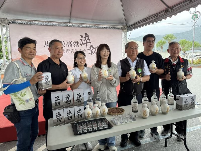 農糧署東區分署11日在光豐地區農會舉辦「淬韌-馬太鞍高粱酒」成果發表會,東區分署長林美華(左4)、金門陶瓷廠課長吳畇萱(左3)、光豐地區農會總幹事張明發(右3)及花蓮縣金讚農業生產合作社理事主席李建瑩(右2)等人出席。(飲酒過量有害健康;酒後勿開車;未成年請勿飲酒)中央社記者張祈攝 115年9月11日