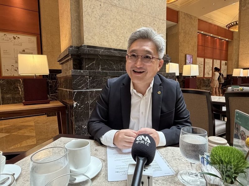 全球長債殖利率走高,投資人要求更高報酬率。馬來亞銀行集團財富管理首席投資總監盧瑞斌告訴中央社,新加坡幣走強與新加坡政府大環境相當穩定有關。中央社記者吳昇鴻新加坡攝 115年9月11日