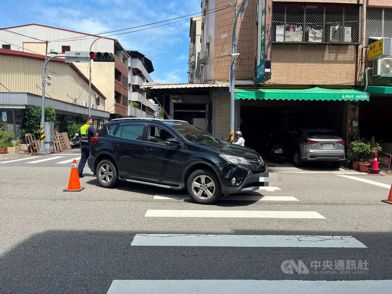 顧姓女子11日開車行經台中市南屯區一處路口，轉彎時撞上綠燈步行在行人穿越道上的洪姓父女，幸2人僅輕傷。確切事故原因由警方調查釐清中。（翻攝照片）中央社記者蘇木春傳真　115年9月11日
