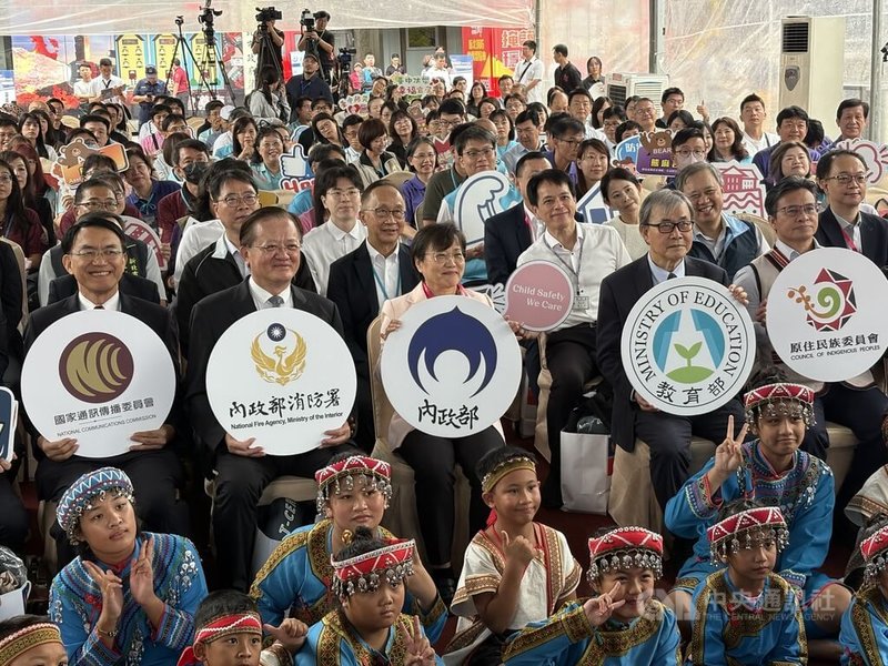 內政部與教育部11日攜手在新北市淡水區舉辦115年國家防災日系列活動啟動記者會，內政部長劉世芳（3排中）、教育部長鄭英耀（3排右2）、消防署長蕭煥章（3排左2）等人出席。中央社記者曹亞沿攝　115年9月11日