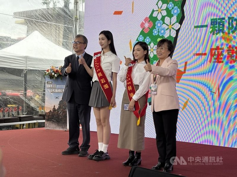 內政部與教育部11日攜手在新北市舉辦115年國家防災日系列活動啟動記者會,會中由內政部長劉世芳(右)、教育部長鄭英耀(左)為防災青年大使披掛肩帶。中央社記者曹亞沿攝 115年9月11日
