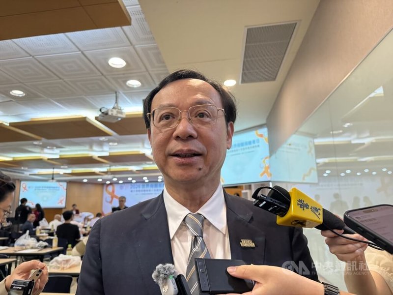 針對新北診所C肝群聚案，衛福部長石崇良（圖）11日受訪時說明，9日已赴實地訪視，後續還要搭配疾管署對病人追蹤、抽血、病毒定序比對來完成調查報告，仍需要一些時間。中央社記者沈佩瑤攝　115年9月11日