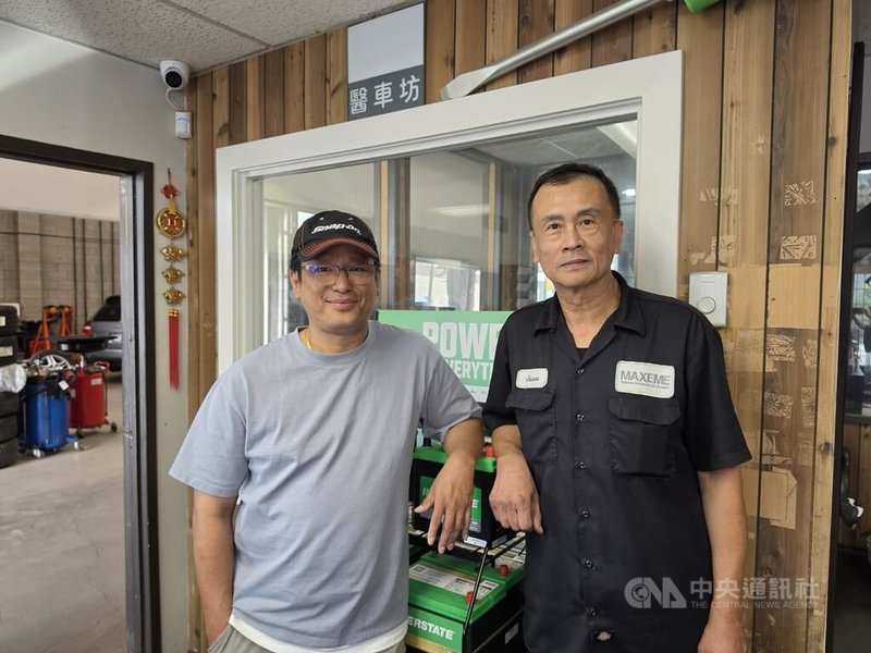 醫車坊維修廠合夥人張建宏（左）和李明勳（右）都感受到美國關稅造成的壓力，維修廠進貨成本不斷攀高，企業經營非常辛苦，但他們都相信加拿大選擇的道路是正確的。中央社記者程愛芬溫哥華攝　115年9月11日