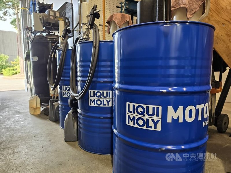美加貿易戰升級,加拿大醫車坊維修廠合夥人張建宏說,這一桶合成機油最近的進貨成本又比前幾個月上漲15%左右。中央社記者程愛芬溫哥華攝 115年9月11日