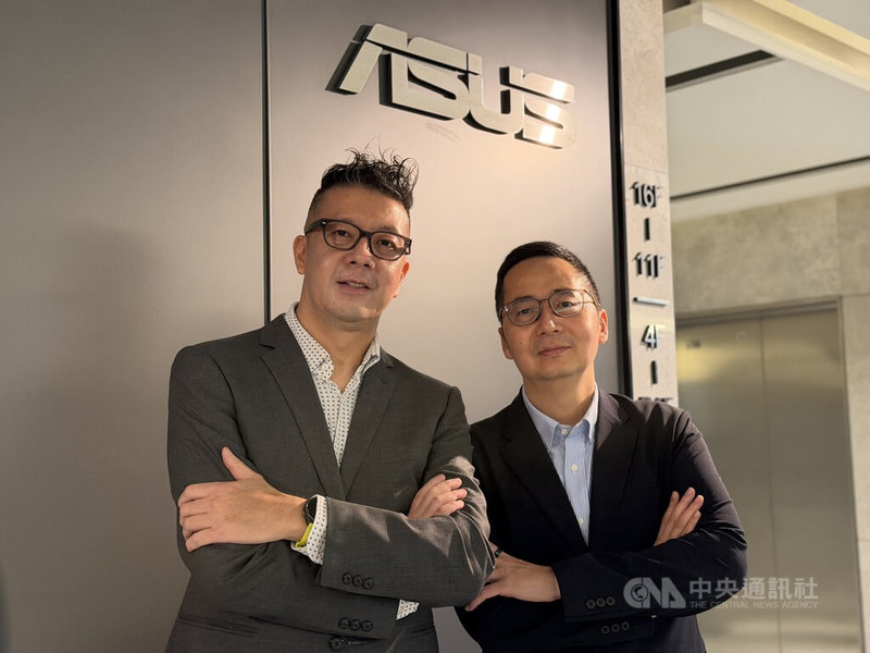 為減輕醫護人員負擔，華碩開發次世代智慧醫療資訊平台xHIS與智慧指揮中樞平台Maestro，正洽談導入海外市場。圖為華碩機器人暨智慧應用總經理王恒聰（右）、華碩AI研發中心副總經理黃國豪（左）。中央社記者吳家豪攝　115年9月11日
