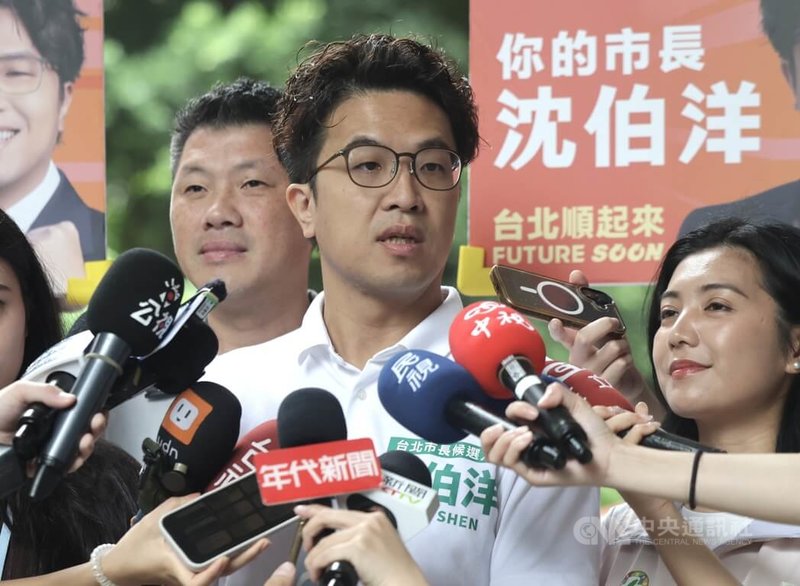 民進黨台北市長參選人沈伯洋（中）11日赴大安區臨江市場掃街拜票，會前接受媒體聯訪。中央社記者裴禛攝　115年9月11日