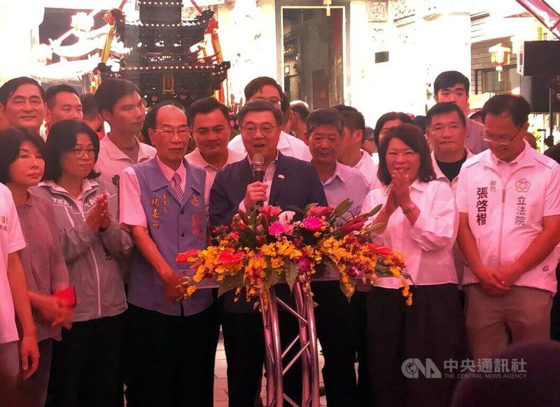 行政院長卓榮泰（前右3）11日在嘉義城隍廟夜巡諸羅城起駕活動致詞時，邀嘉義市長黃敏惠（前右2）可像彰化縣長王惠美一樣至行政院「講合作事情」。中央社記者黃國芳攝　115年9月11日