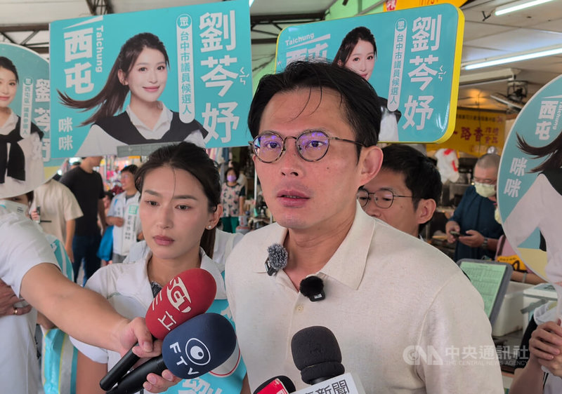 台灣民眾黨主席黃國昌（前右）11日到台中陪民眾黨台中市議員參選人劉芩妤（前左）掃街拜票時受訪表示，感謝台中市長盧秀燕支持民眾黨台中市議員參選人。中央社記者蘇木春攝　115年9月11日