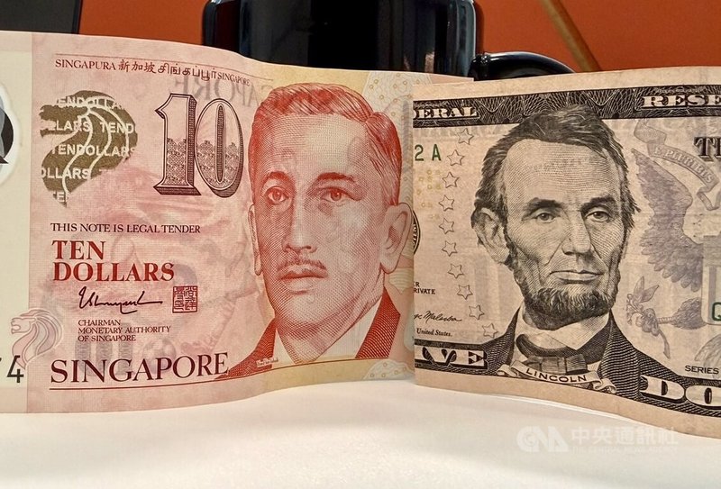 全球長債殖利率走高，對新加坡而言，新幣有「安全避風港」的條件。圖為新加坡幣與美元。中央社記者吳昇鴻新加坡攝　115年9月11日