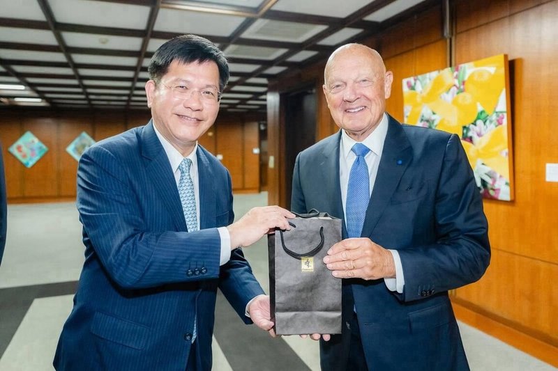 外交部長林佳龍（左）9日接見史丹福大學胡佛研究所「台灣在印太地區」計畫共同主持人埃利斯（右），期盼台美在半導體、關鍵礦物及人才培育等面向攜手邁向台美共生夥伴關係。（外交部提供）中央社記者賴于榛傳真 115年9月11日