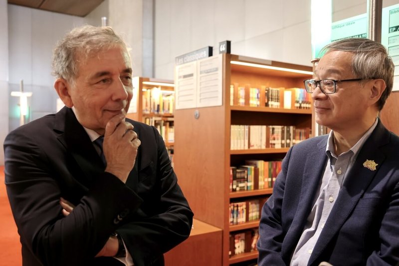 文化部長李遠（右）10日前往法國國家圖書館參訪，由館長佩庫（Gilles Pécout）（左）接待導覽，兩人相談甚歡。（文化部提供） 中央社　115年9月11日