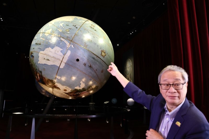 法國國家圖書館擁有逾4000多萬件的館藏，除書籍及出版物外，也涵蓋各式文物。文化部長李遠10日前往參訪，在參觀17世紀末路易十四獲贈的地球儀時，驚喜發現台灣的圖樣。（文化部提供）中央社 115年9月11日
