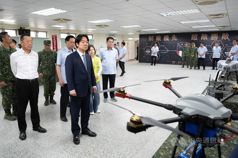 總統賴清德（前）11日視察陸軍無人系統訓練指揮部，賴總統表示，政府推動無人載具發展決心很清楚，也會持續投入研發、訓練及戰力建構。中央社記者張榮祥台南攝　115年9月11日