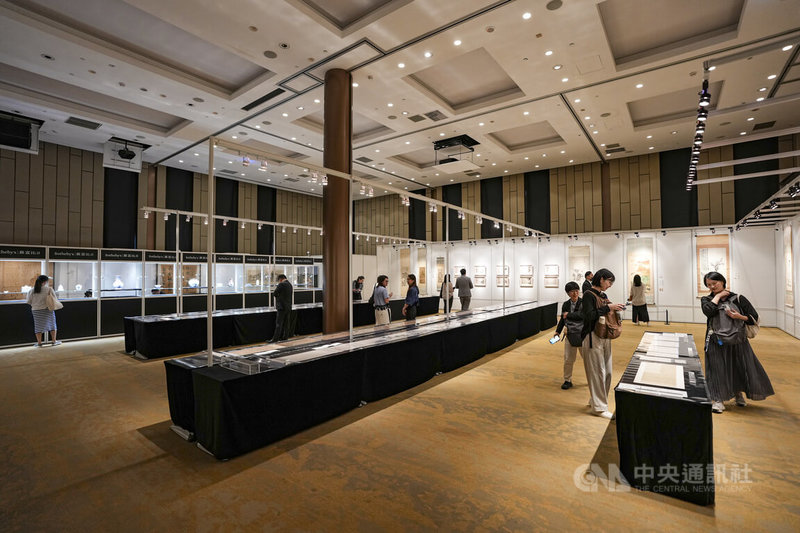 蘇富比2026年香港秋季拍賣台北預展12日至13日在華南銀行國際會議中心舉行,呈現當代藝術及中國藝術拍品,涵蓋繪畫、藝術裝置與瓷器等。圖為11日展場一景。中央社記者鄭清元攝 115年9月11日