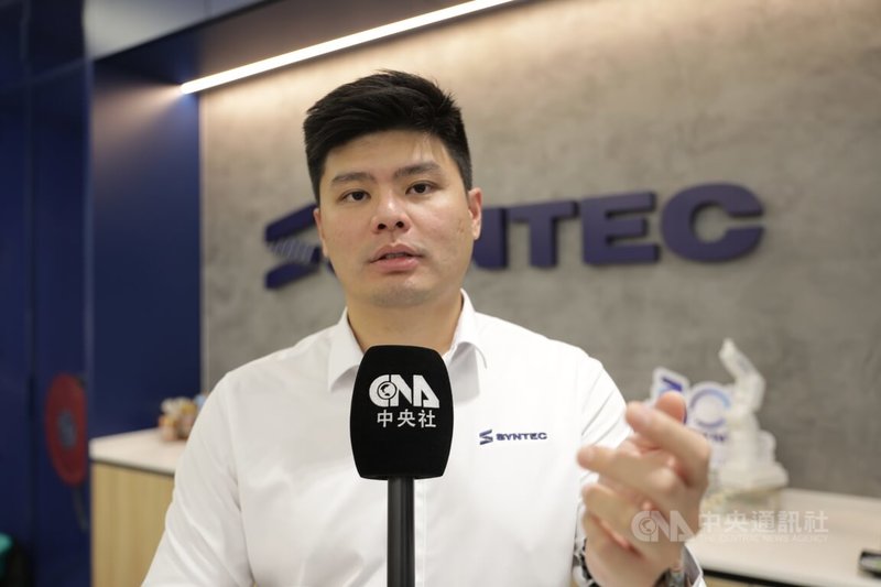 新代科技海外總監謝汶宏11日受訪表示,人工智慧(AI)正逐步融入智慧製造,從輔助工程人員延伸至設備與生產流程,並透過數據分析協助生產決策。中央社記者黃自強吉隆坡攝 115年9月11日