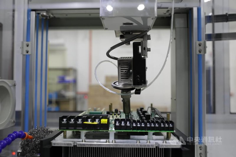 新代科技(SYNTEC)馬來西亞區域總部展示自動化設備應用,設備對電子電路板進行作業。隨著人工智慧、感測及控制系統逐步整合,自動化設備應用也朝智慧製造發展。中央社記者黃自強吉隆坡攝 115年9月11日