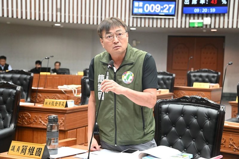 台東縣議會11日進行台東縣政府社會處工作檢討報告，民進黨議員簡維國（圖）質詢時認為，社會處編列低收入戶租屋補助的金額太低且手續麻煩，導致無人申請，要求應提高金額並簡化申請手續。（台東縣議會提供）中央社記者盧太城傳真　115年9月11日