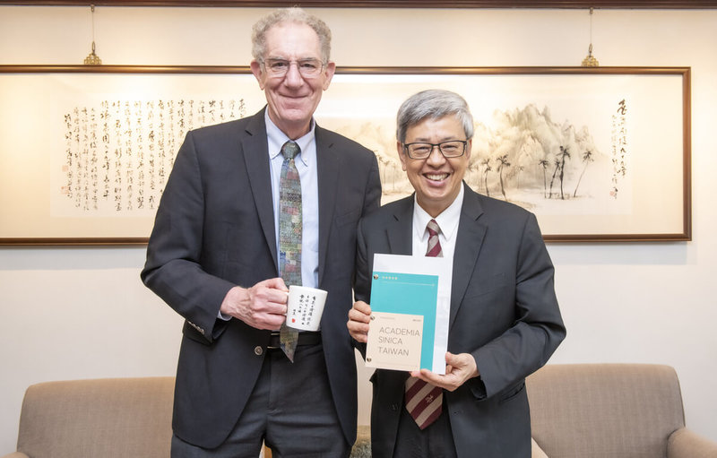 中央研究院院長陳建仁（右）10日接待巨型麥哲倫望遠鏡組織執行長丹尼爾．傑斐（Daniel Jaffe，又譯：丹尼爾．賈菲）（左），雙方就台灣參與國際天文計畫等交換意見，並致贈紀念品。（中研院提供）中央社記者吳欣紜傳真　115年9月11日