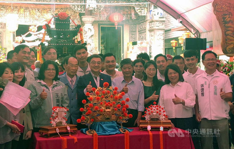 行政院長卓榮泰(前中)11日在嘉義市長黃敏惠(前右2)等陪同下出席嘉義城隍廟城隍夜巡諸羅城遶境活動,現場進行「神威鑄冠、城隍晉袍」儀式並合影。中央社記者黃國芳攝 115年9月11日