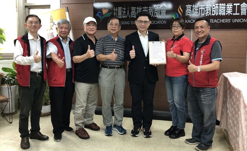 民進黨高雄市長參選人賴瑞隆（右3）11日上午拜訪高雄市教師職業工會，並簽署工會擬定的「2026教育政策訴求」。（高雄市教師職業工會提供）中央社記者林巧璉傳真　115年9月11日