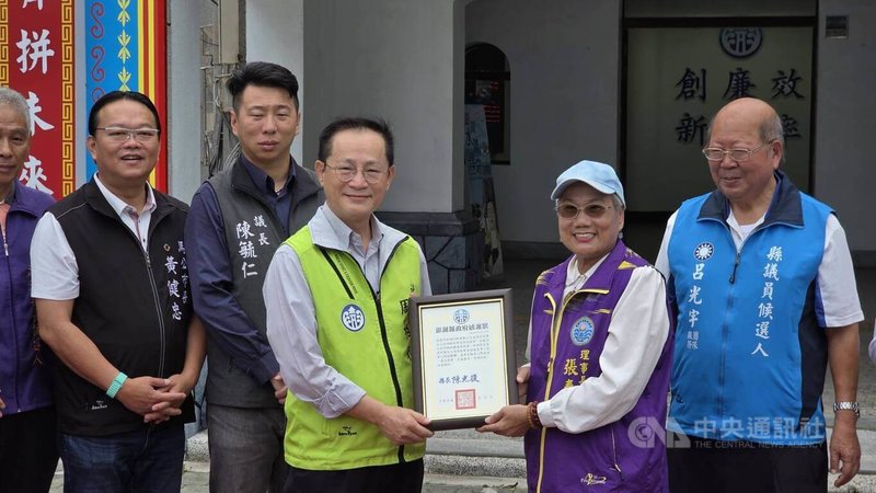桃園市澎湖同鄉會公益關懷活動11日在澎湖縣政府前廣場,由理事長張春英(右2)代表致贈4個弱勢團體秋節慰問金,縣府社會處長周柏雅(右3)與各協會回贈感謝狀。中央社 115年9月11日