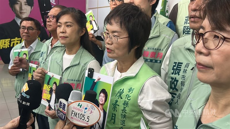 彰化縣長王惠美在臉書披露，帶著國民黨立委謝衣鳯等人拜會行政院長卓榮泰爭取建設。代表民進黨參選彰化縣長的立委陳素月也回應說，對彰化鄉親有利的事絕對義不容辭。圖為陳素月（右2）日前在競選總部辦活動時接受媒體聯訪。中央社記者吳哲豪攝　115年9月11日
