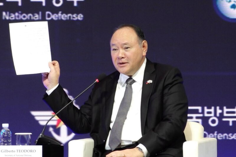 菲律賓國防部長鐵歐多洛8日在韓國出席首爾防務對話，遭不明人士傳遞帶有挑釁意味的紙條。（圖取自facebook.com/DNDPHL）