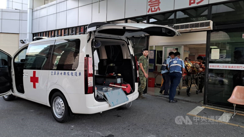 台東空軍志航基地11日發生剩油處理時油槽意外竄火，張姓男子掉入油槽內當場失去生命跡象。經送醫搶救雖恢復自主循環，但因全身90%燒燙傷，情況仍相當危險。中央社記者盧太城攝　115年9月11日