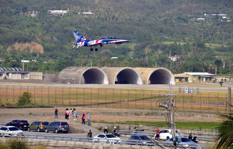 圖為勇鷹高教機進入台東志航基地。(中央社檔案照片)