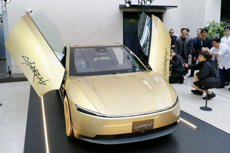 美國電動車大廠特斯拉11日上午首度在日本東京公開展示無人駕駛計程車Cybercab。（共同社）