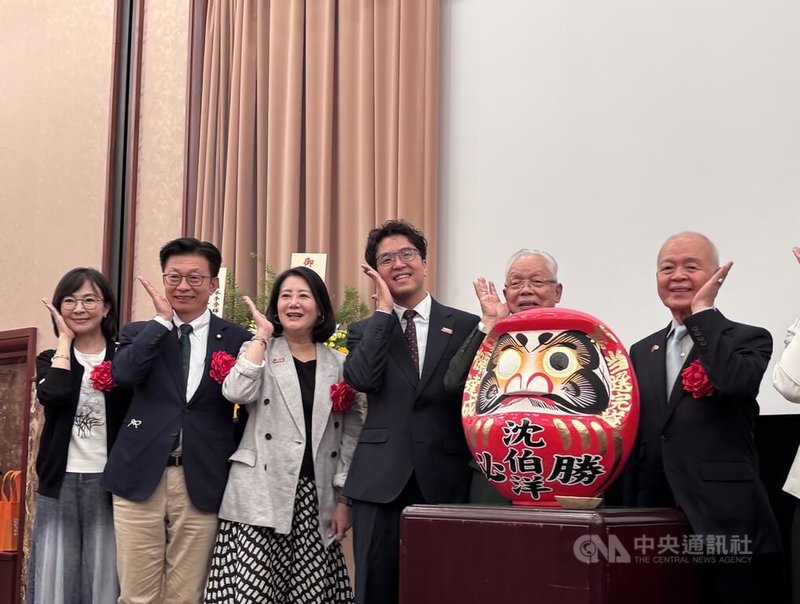 投入台北市長選戰的民進黨立委沈伯洋（中）12日在東京出席全日本後援會成立大會，為達摩點睛祈求勝利，與競選總幹事吳思瑤（左3）、立委郭國文（左2）、郭昱晴（左1）、國策顧問趙中正（右2）、陳天隆（右1）合影。中央社記者戴雅真東京攝 115年9月12日