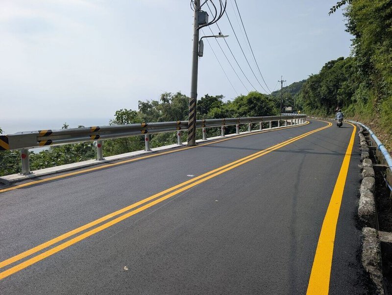 先前多場豪雨，導致高雄市鼓山區柴山大路（過中山大學文學院北向路段）路面一度滑動約50公尺，經市府搶修及改善道路基底層後，12日中午恢復車輛通行。（高雄市工務局道路養護工程處提供）中央社記者林巧璉傳真　115年9月12日