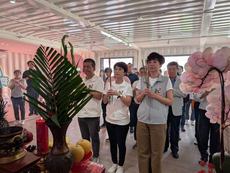 民進黨籍台南市長參選人陳亭妃(前右2)12日進駐設於永康區的競選總部,參拜祈求諸事順利,後續將全力投入選戰。(陳亭妃服務處提供)中央社記者張榮祥傳真 115年9月12日