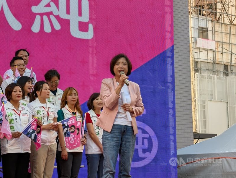 115年度地方公職選舉11月登場，民進黨籍台中市長參選人何欣純（前中）12日舉辦競選總部成立大會，她表示，有信心打造六星級市政。中央社記者蘇木春攝　115年9月12日