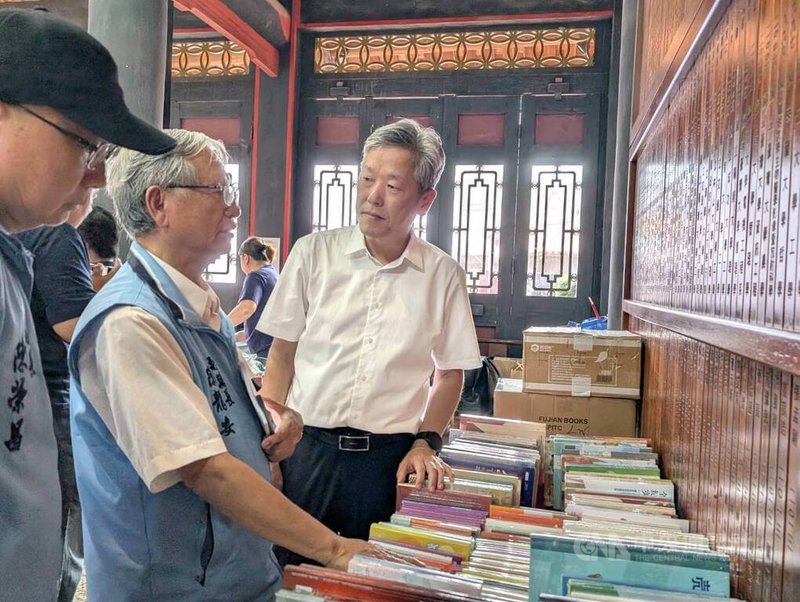 第20屆金門書展12日在金門浯江書院登場，陳列展示台灣、中國兩地上萬本豐富圖書。金門縣副縣長陳龍安（左2）出席開幕活動後也參觀書展。中央社記者吳玟嶸攝　115年9月12日