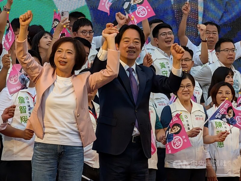 身兼民進黨主席的總統賴清德（前右）12日南下台中，出席黨籍台中市長參選人何欣純（前左）的競總成立大會，籲請鄉親力挺支持。中央社記者蘇木春攝　115年9月12日