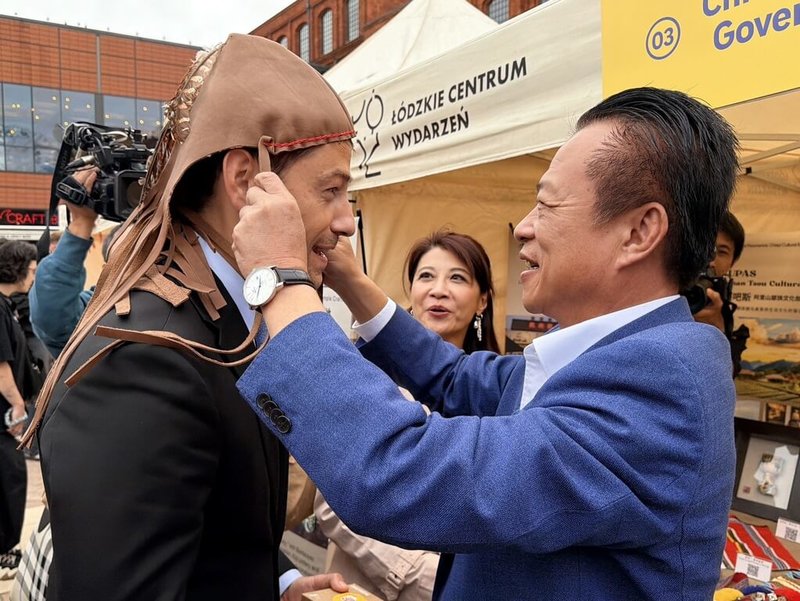 受文化總會邀請，嘉義縣長翁章梁（前右）11日率團參加於波蘭羅茲Manufaktura舉辦的Taiwan Day，嘉義縣以文化部「百大文化基地」為主軸，帶著傳統工藝、農村生活及阿里山鄒族文化前進歐洲。 　（嘉義縣府提供）　中央社記者姜宜菁傳真　115年9月12日